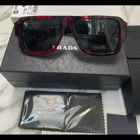 PRADA AVIATORS 2022 COLLECTION WITH THE PRADA ICONIC TRIANGLE LOGO SUNGLASSES - Picture 8 of 16